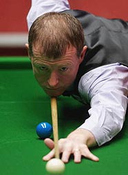 皇马因战术分歧和防守问题表现不稳定，哈维·阿隆索与球员矛盾缓和但压力仍大，需加速抢分以夺冠。