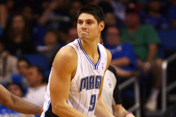 邮报：曼联正与纽卡争夺谢什科，为遵守PSR愿低价出售霍伊伦