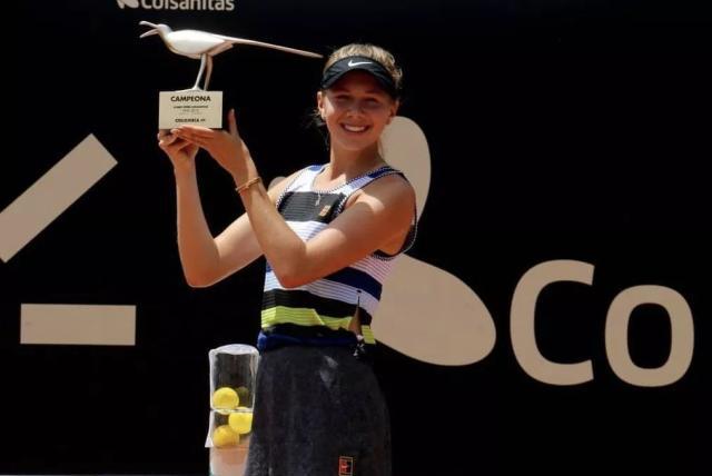 近8次代表西班牙出战正式比赛，奥亚萨瓦尔贡献7球6助攻