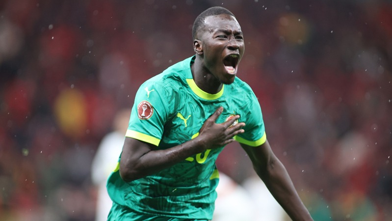 球员赛后把球鞋送给小球迷